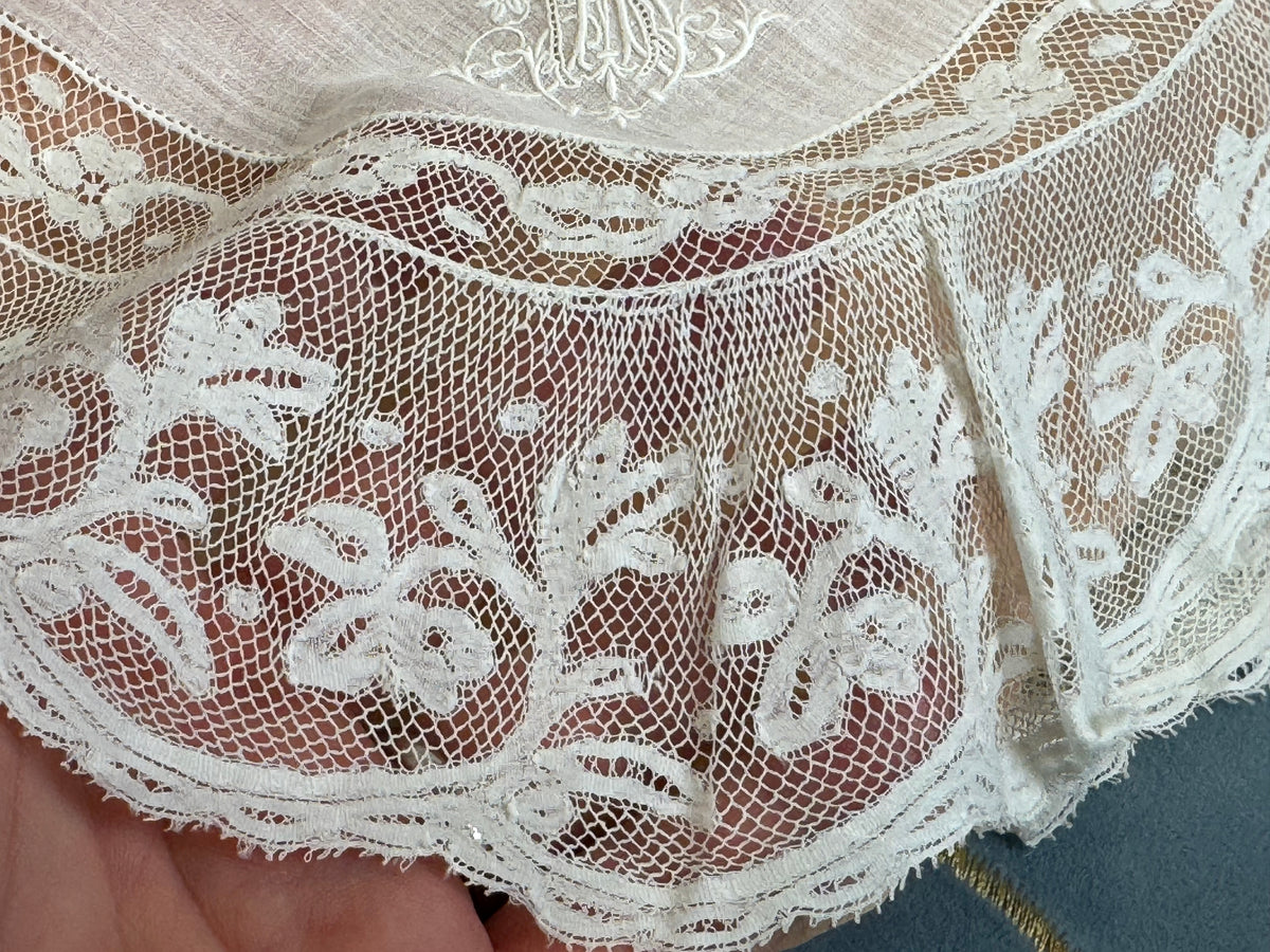 KÖNIGLICHES Spitzentaschentuch mit Hochzeitsmonogramm MIR, aus dem Nachlass der Herzogin Maria Immakulata von Württemberg, geborene Erzherzogin von Österreich, 1900