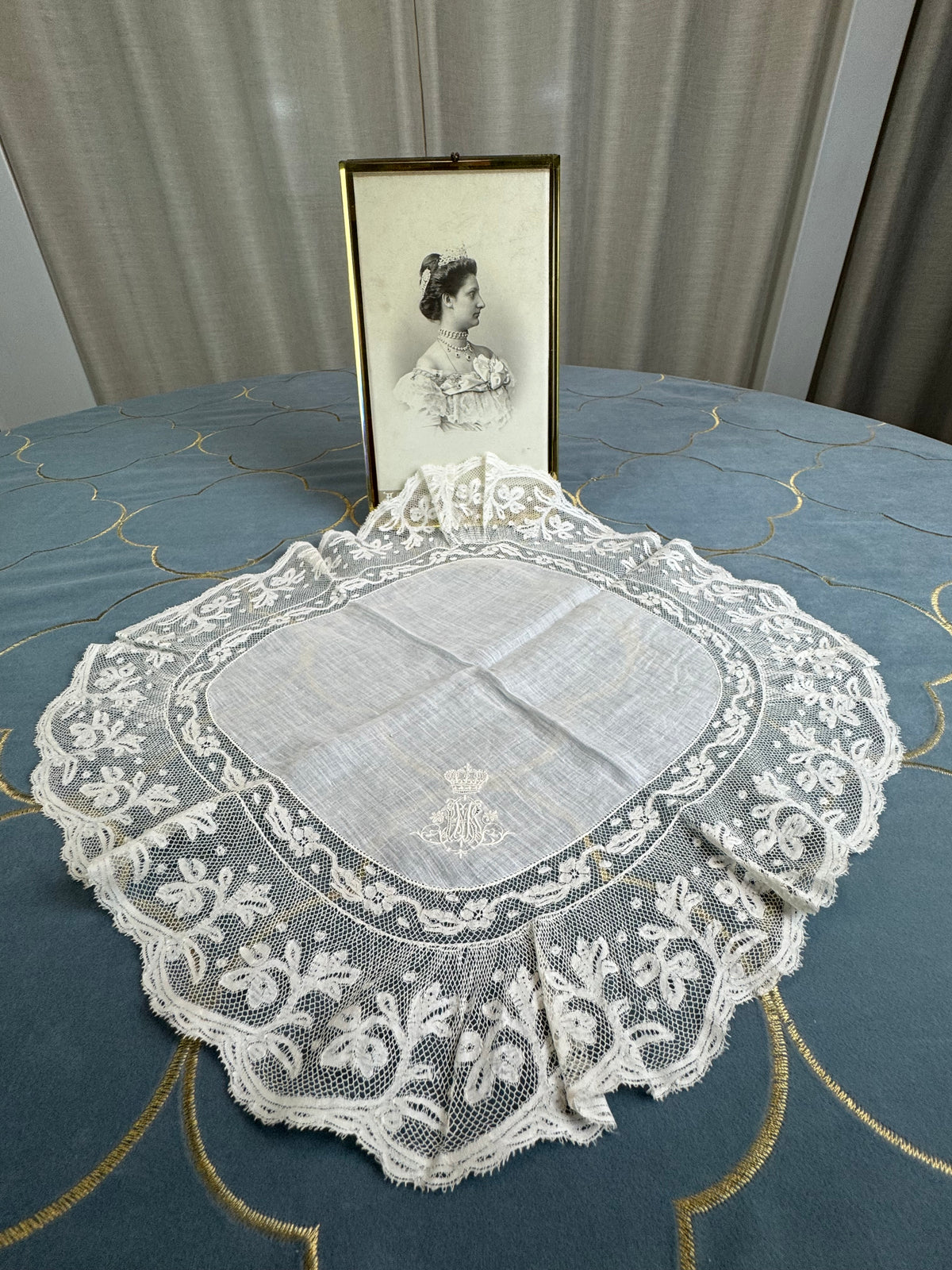 KÖNIGLICHES Spitzentaschentuch mit Hochzeitsmonogramm MIR, aus dem Nachlass der Herzogin Maria Immakulata von Württemberg, geborene Erzherzogin von Österreich, 1900