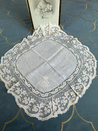 KÖNIGLICHES Spitzentaschentuch mit Hochzeitsmonogramm MIR, aus dem Nachlass der Herzogin Maria Immakulata von Württemberg, geborene Erzherzogin von Österreich, 1900