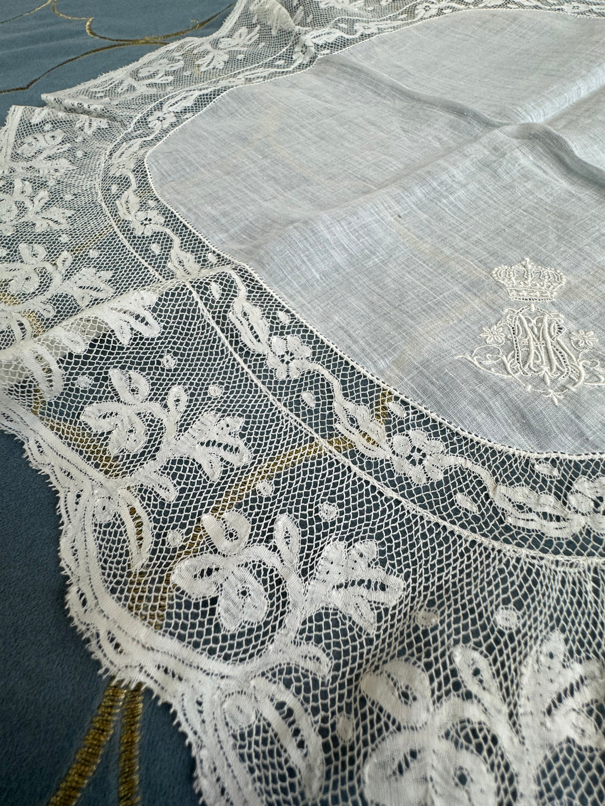 KÖNIGLICHES Spitzentaschentuch mit Hochzeitsmonogramm MIR, aus dem Nachlass der Herzogin Maria Immakulata von Württemberg, geborene Erzherzogin von Österreich, 1900