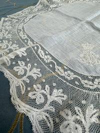 KÖNIGLICHES Spitzentaschentuch mit Hochzeitsmonogramm MIR, aus dem Nachlass der Herzogin Maria Immakulata von Württemberg, geborene Erzherzogin von Österreich, 1900