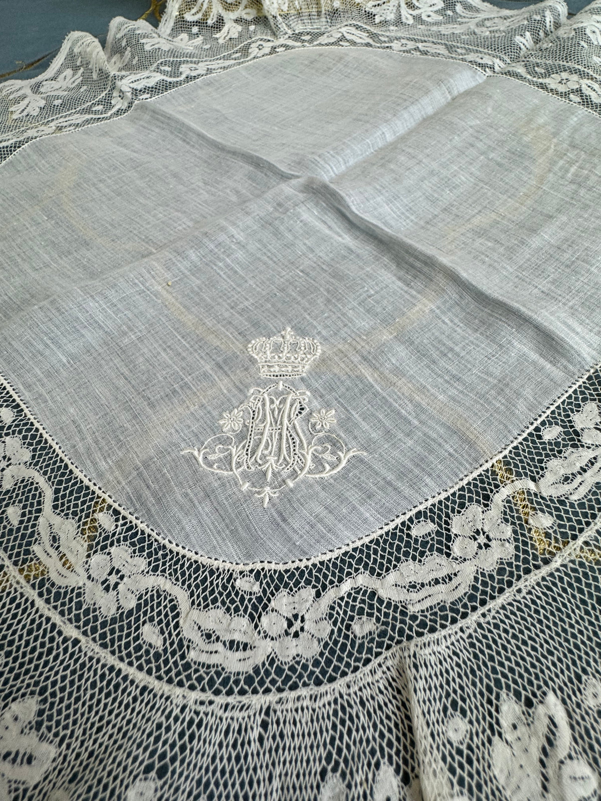 KÖNIGLICHES Spitzentaschentuch mit Hochzeitsmonogramm MIR, aus dem Nachlass der Herzogin Maria Immakulata von Württemberg, geborene Erzherzogin von Österreich, 1900