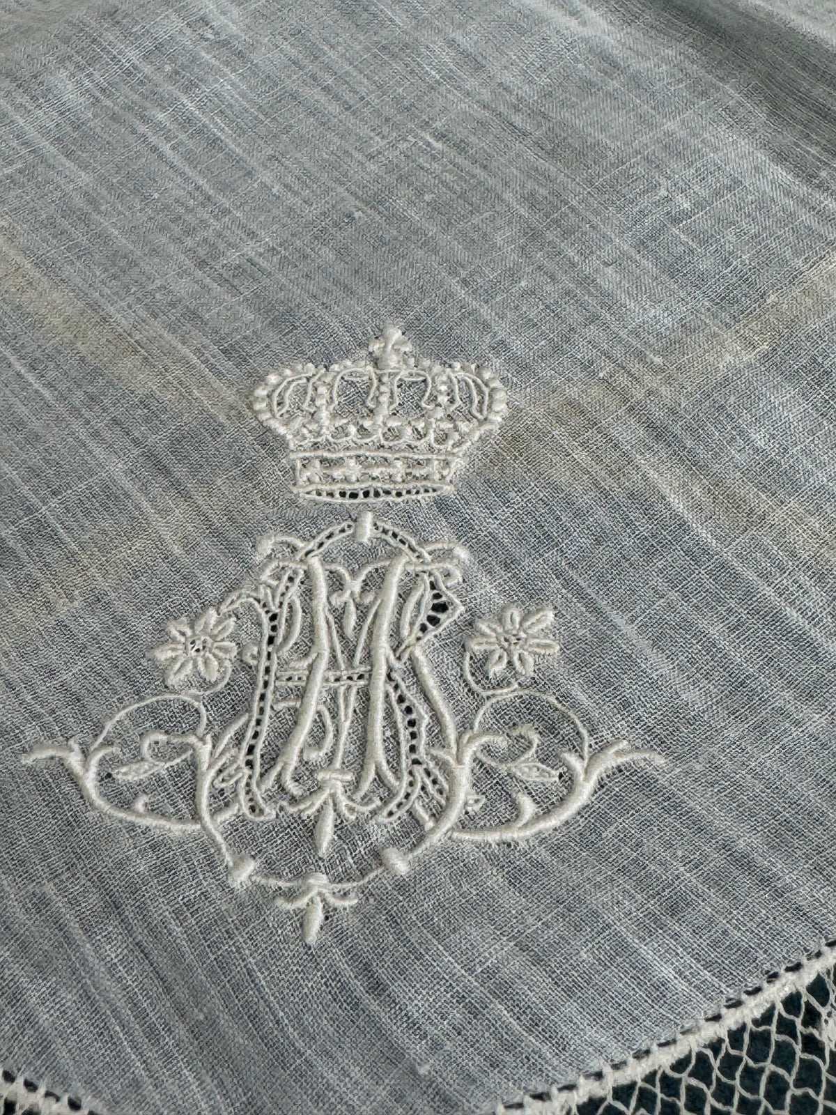 KÖNIGLICHES Spitzentaschentuch mit Hochzeitsmonogramm MIR, aus dem Nachlass der Herzogin Maria Immakulata von Württemberg, geborene Erzherzogin von Österreich, 1900