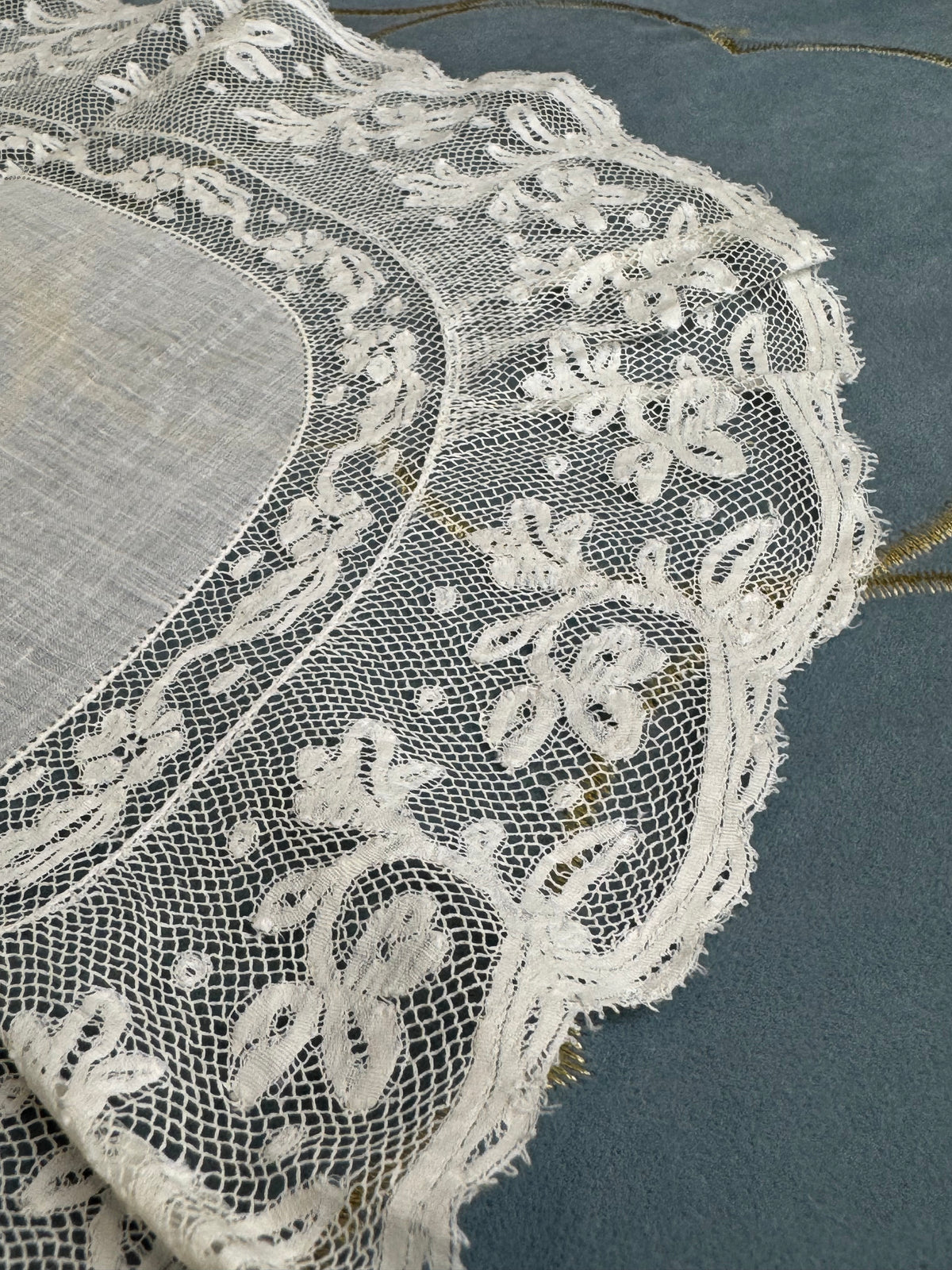 KÖNIGLICHES Spitzentaschentuch mit Hochzeitsmonogramm MIR, aus dem Nachlass der Herzogin Maria Immakulata von Württemberg, geborene Erzherzogin von Österreich, 1900