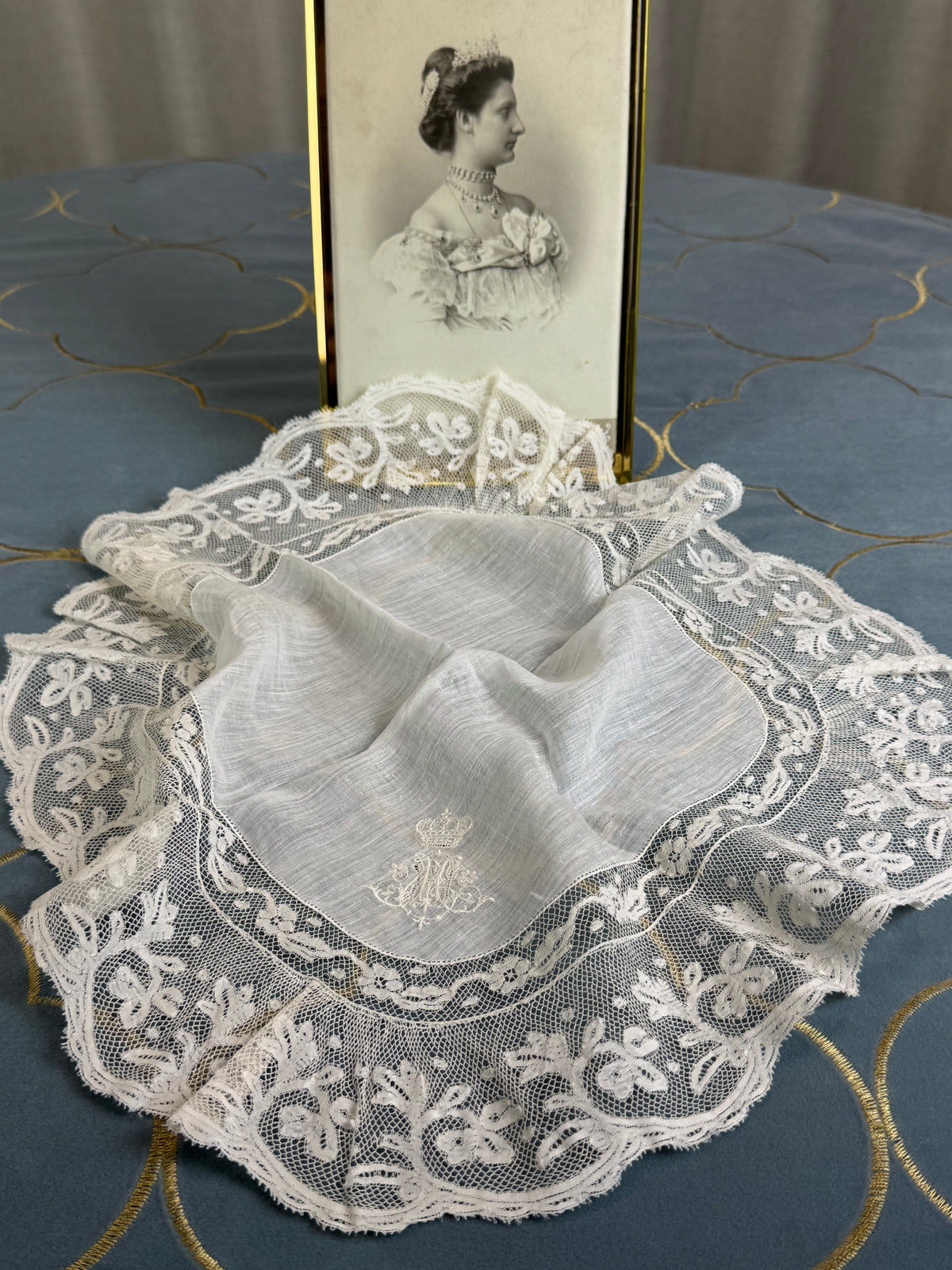 KÖNIGLICHES Spitzentaschentuch mit Hochzeitsmonogramm MIR, aus dem Nachlass der Herzogin Maria Immakulata von Württemberg, geborene Erzherzogin von Österreich, 1900