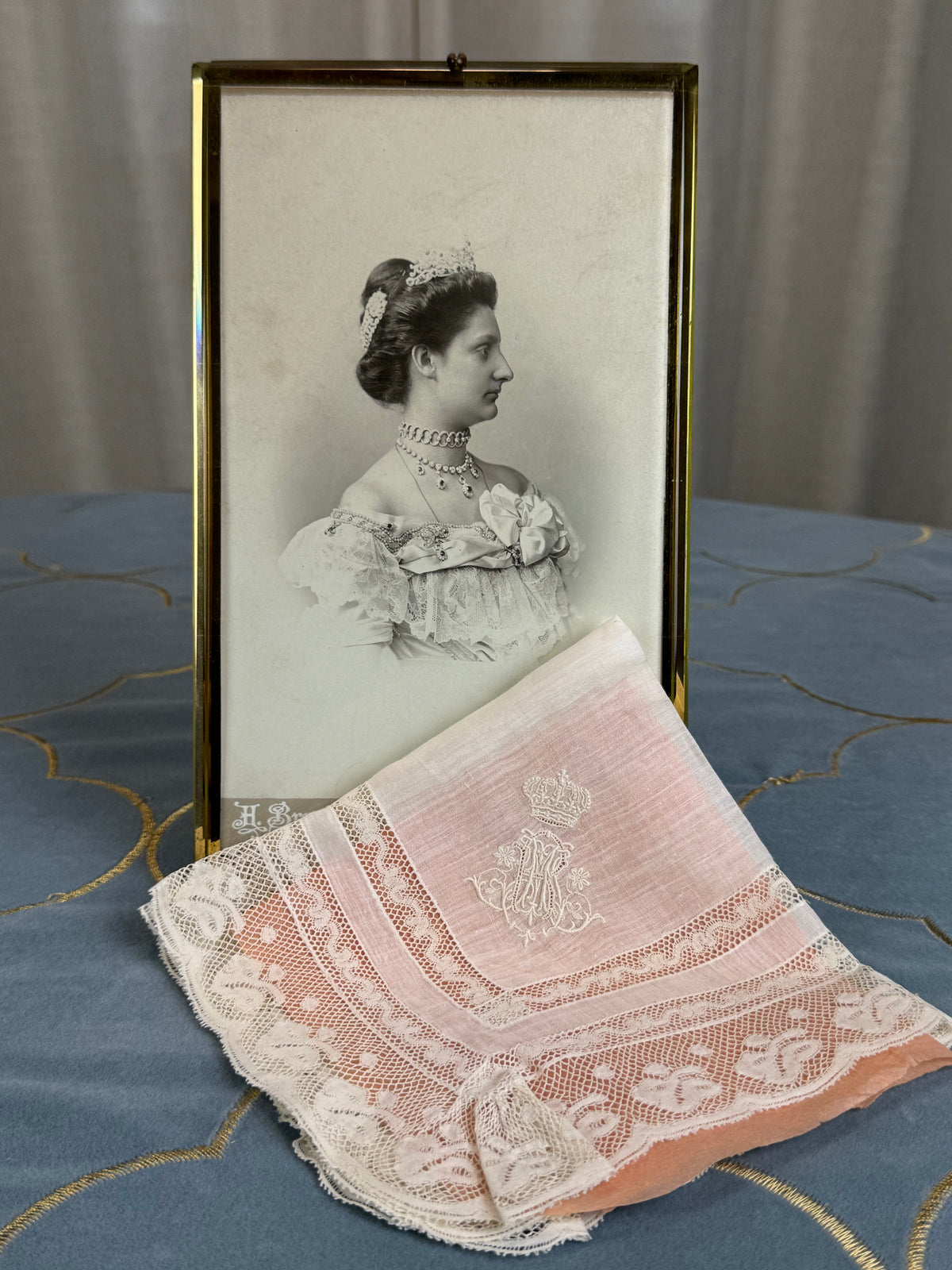 KÖNIGLICHES Spitzentaschentuch mit Hochzeitsmonogramm MIR, aus dem Nachlass der Herzogin Maria Immakulata von Württemberg, geborene Erzherzogin von Österreich, 1900