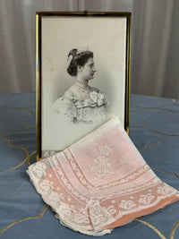 KÖNIGLICHES Spitzentaschentuch mit Hochzeitsmonogramm MIR, aus dem Nachlass der Herzogin Maria Immakulata von Württemberg, geborene Erzherzogin von Österreich, 1900