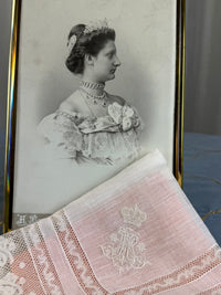KÖNIGLICHES Spitzentaschentuch mit Hochzeitsmonogramm MIR, aus dem Nachlass der Herzogin Maria Immakulata von Württemberg, geborene Erzherzogin von Österreich, 1900