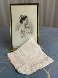 KÖNIGLICHES Spitzentaschentuch mit Hochzeitsmonogramm MIR, aus dem Nachlass der Herzogin Maria Immakulata von Württemberg, geborene Erzherzogin von Österreich, 1900