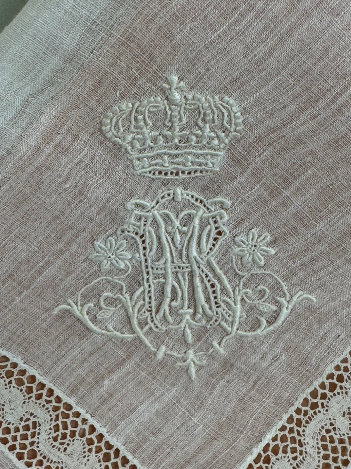 KÖNIGLICHES Spitzentaschentuch mit Hochzeitsmonogramm MIR, aus dem Nachlass der Herzogin Maria Immakulata von Württemberg, geborene Erzherzogin von Österreich, 1900
