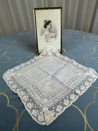 KÖNIGLICHES Spitzentaschentuch mit Hochzeitsmonogramm MIR, aus dem Nachlass der Herzogin Maria Immakulata von Württemberg, geborene Erzherzogin von Österreich, 1900