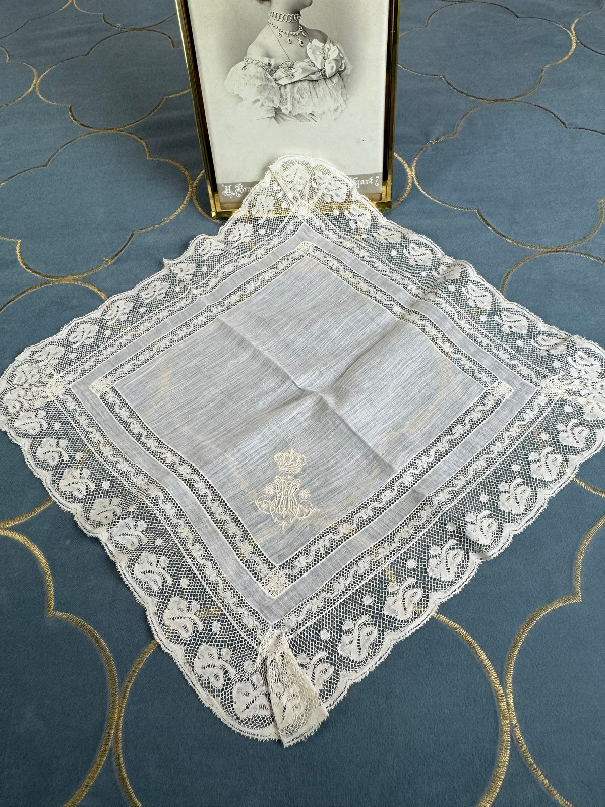 KÖNIGLICHES Spitzentaschentuch mit Hochzeitsmonogramm MIR, aus dem Nachlass der Herzogin Maria Immakulata von Württemberg, geborene Erzherzogin von Österreich, 1900
