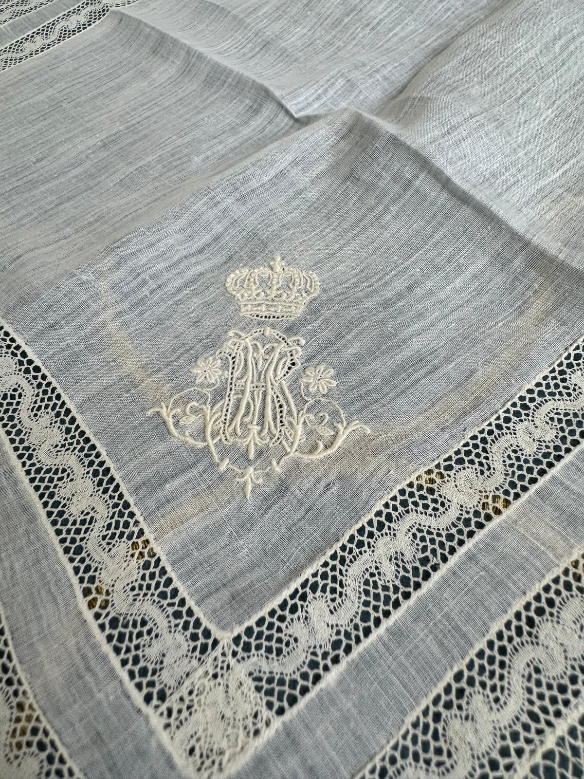 KÖNIGLICHES Spitzentaschentuch mit Hochzeitsmonogramm MIR, aus dem Nachlass der Herzogin Maria Immakulata von Württemberg, geborene Erzherzogin von Österreich, 1900