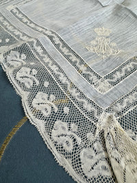 KÖNIGLICHES Spitzentaschentuch mit Hochzeitsmonogramm MIR, aus dem Nachlass der Herzogin Maria Immakulata von Württemberg, geborene Erzherzogin von Österreich, 1900