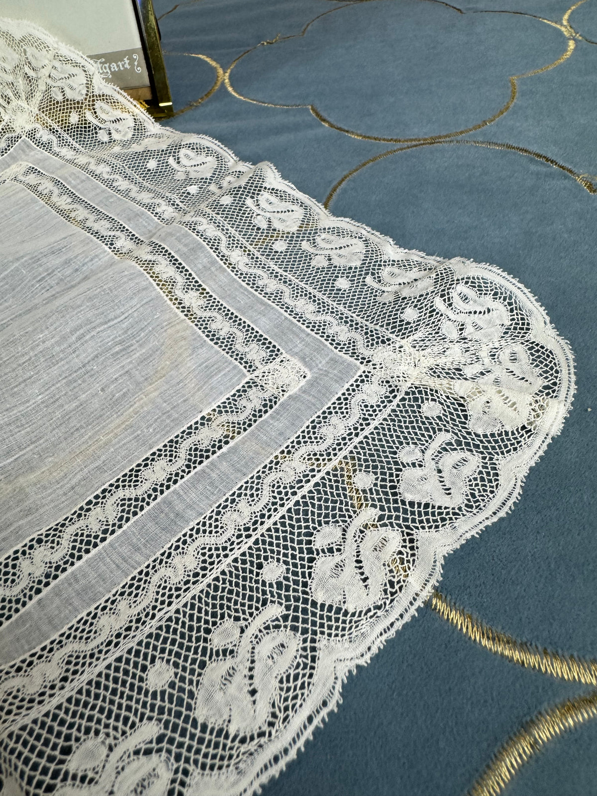 KÖNIGLICHES Spitzentaschentuch mit Hochzeitsmonogramm MIR, aus dem Nachlass der Herzogin Maria Immakulata von Württemberg, geborene Erzherzogin von Österreich, 1900