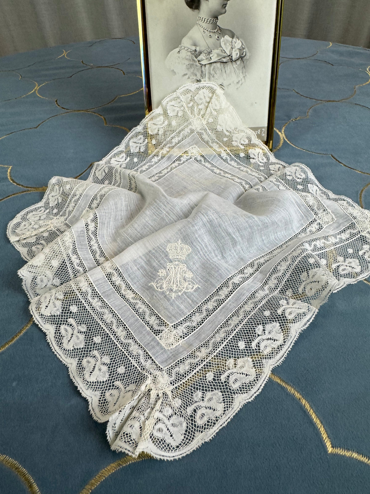 KÖNIGLICHES Spitzentaschentuch mit Hochzeitsmonogramm MIR, aus dem Nachlass der Herzogin Maria Immakulata von Württemberg, geborene Erzherzogin von Österreich, 1900