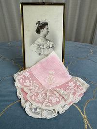 KÖNIGLICHES Spitzentaschentuch mit Hochzeitsmonogramm MIR, aus dem Nachlass der Herzogin Maria Immakulata von Württemberg, geborene Erzherzogin von Österreich, 1900