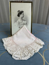 KÖNIGLICHES Spitzentaschentuch mit Hochzeitsmonogramm MIR, aus dem Nachlass der Herzogin Maria Immakulata von Württemberg, geborene Erzherzogin von Österreich, 1900