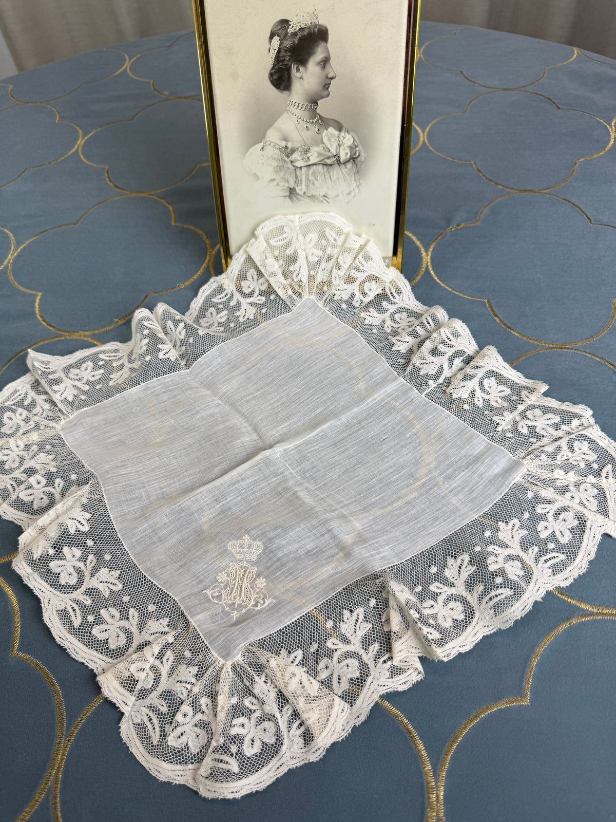 KÖNIGLICHES Spitzentaschentuch mit Hochzeitsmonogramm MIR, aus dem Nachlass der Herzogin Maria Immakulata von Württemberg, geborene Erzherzogin von Österreich, 1900