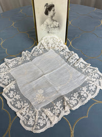 KÖNIGLICHES Spitzentaschentuch mit Hochzeitsmonogramm MIR, aus dem Nachlass der Herzogin Maria Immakulata von Württemberg, geborene Erzherzogin von Österreich, 1900