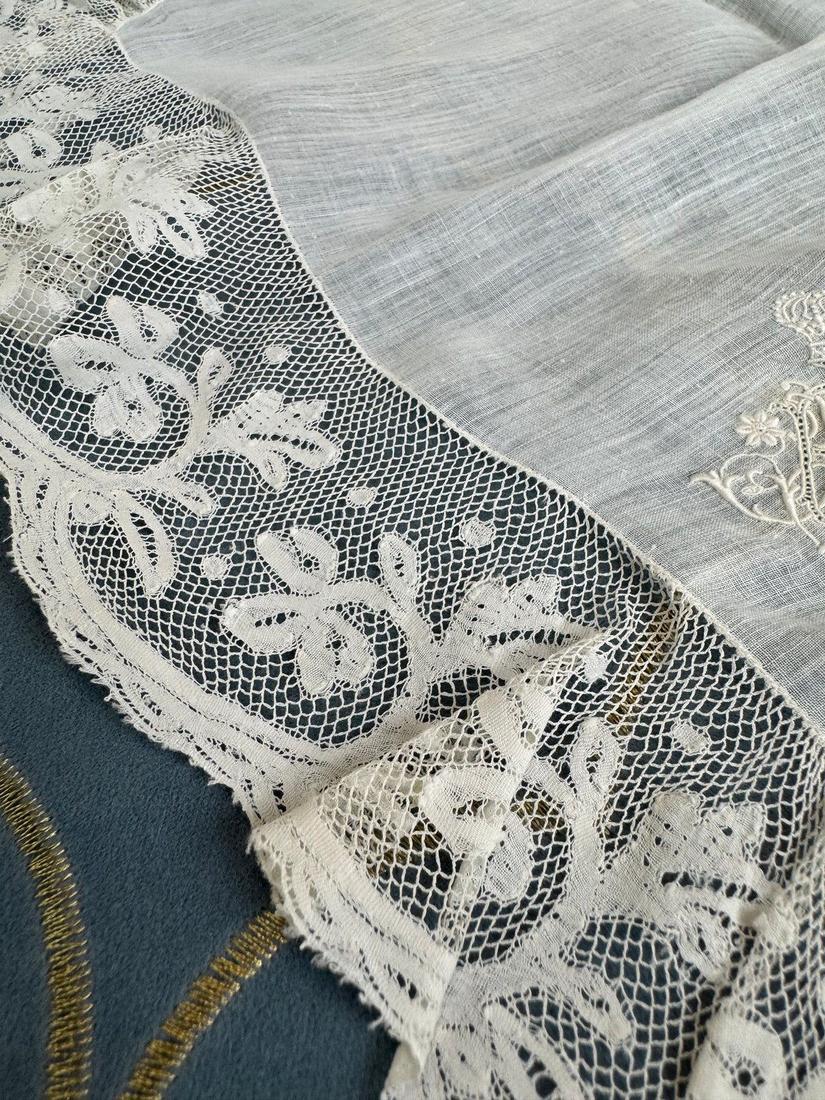KÖNIGLICHES Spitzentaschentuch mit Hochzeitsmonogramm MIR, aus dem Nachlass der Herzogin Maria Immakulata von Württemberg, geborene Erzherzogin von Österreich, 1900