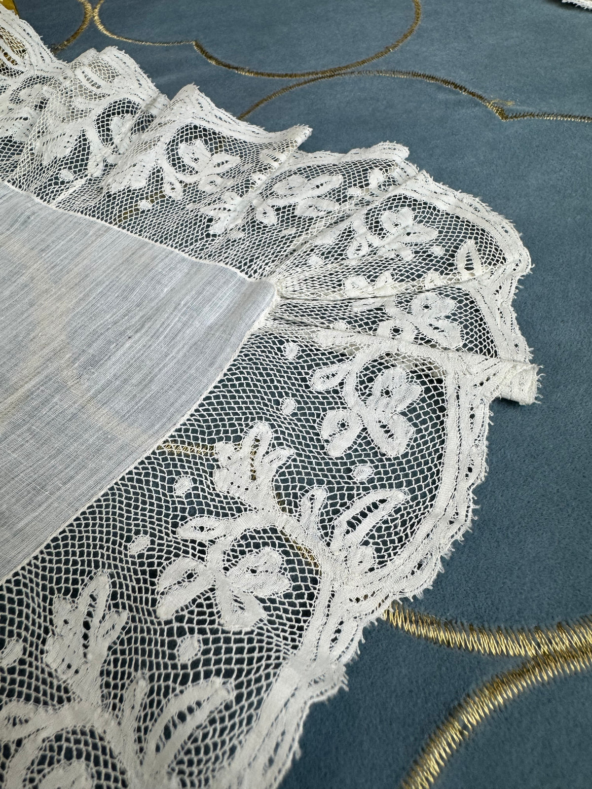 KÖNIGLICHES Spitzentaschentuch mit Hochzeitsmonogramm MIR, aus dem Nachlass der Herzogin Maria Immakulata von Württemberg, geborene Erzherzogin von Österreich, 1900