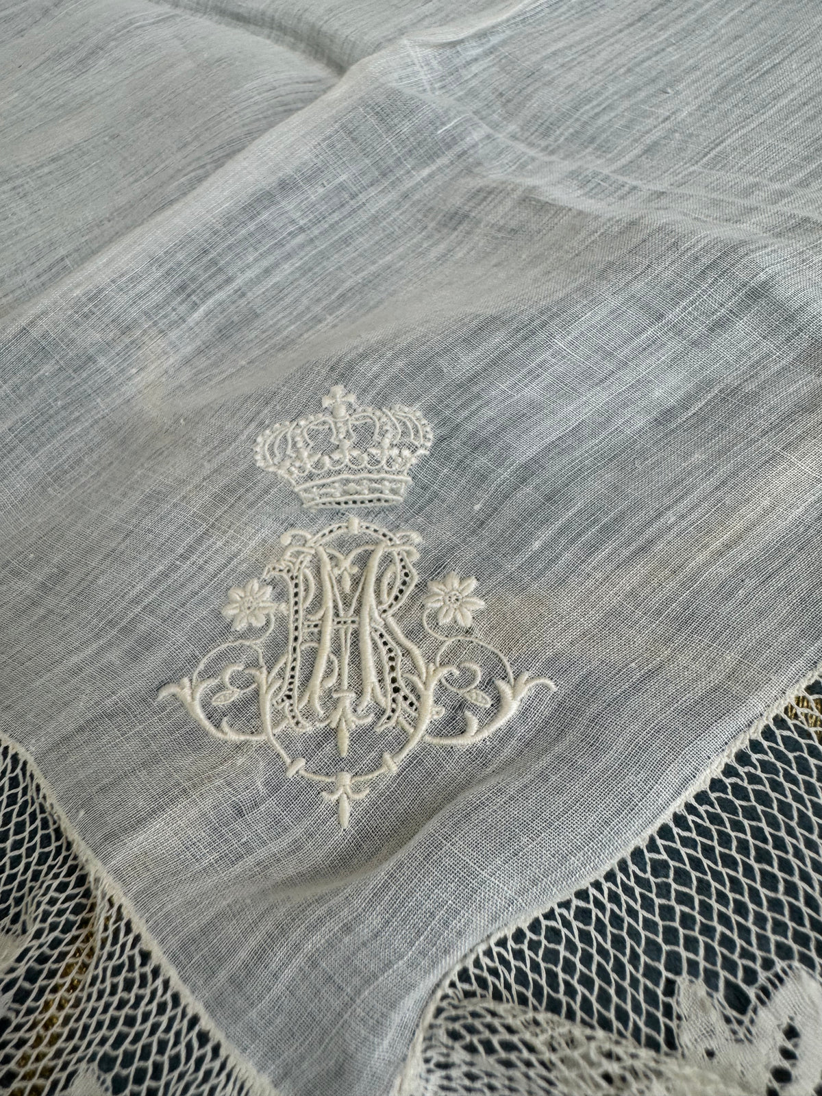 KÖNIGLICHES Spitzentaschentuch mit Hochzeitsmonogramm MIR, aus dem Nachlass der Herzogin Maria Immakulata von Württemberg, geborene Erzherzogin von Österreich, 1900