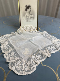 KÖNIGLICHES Spitzentaschentuch mit Hochzeitsmonogramm MIR, aus dem Nachlass der Herzogin Maria Immakulata von Württemberg, geborene Erzherzogin von Österreich, 1900