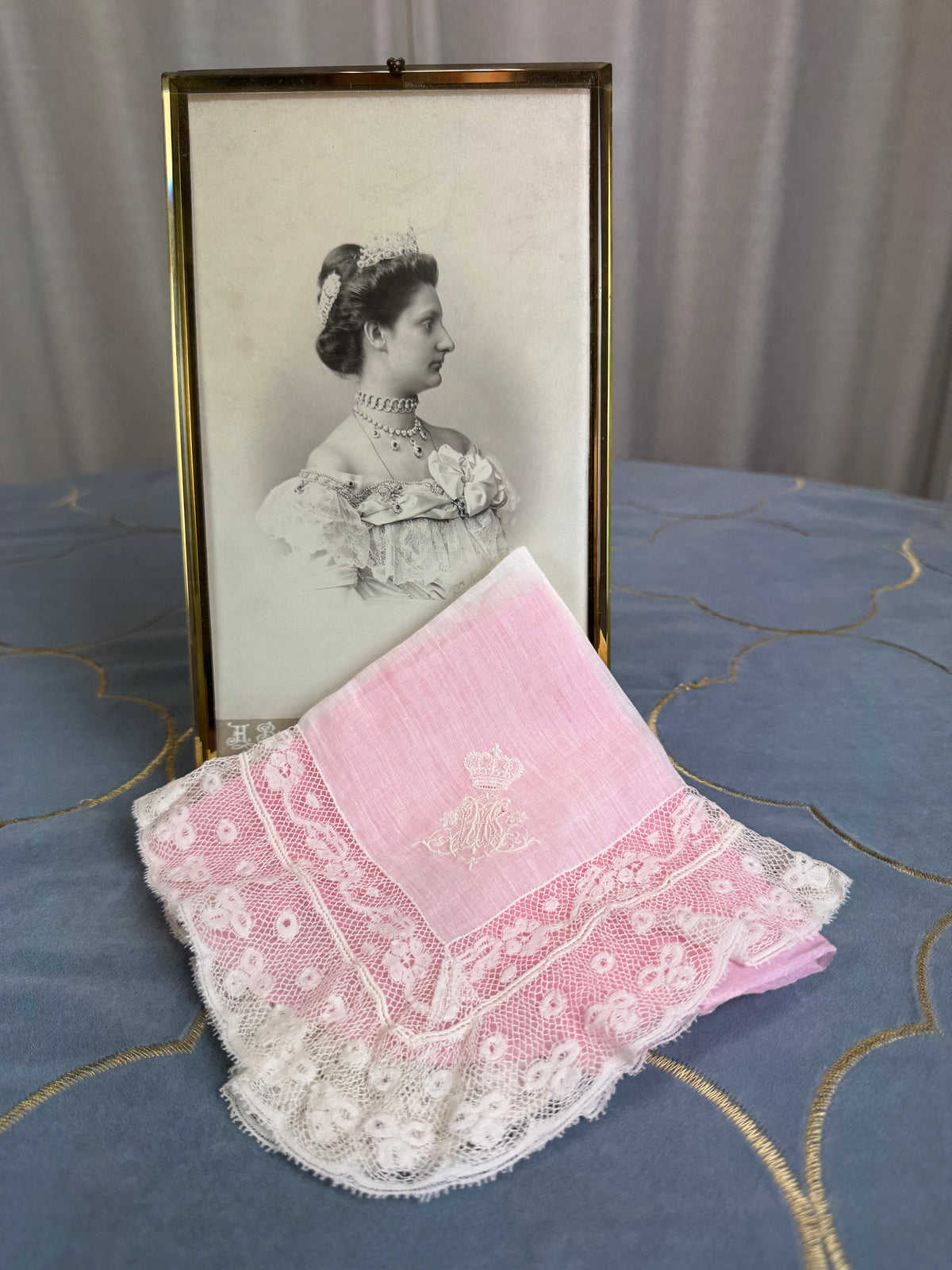 KÖNIGLICHES Spitzentaschentuch mit Hochzeitsmonogramm MIR, aus dem Nachlass der Herzogin Maria Immakulata von Württemberg, geborene Erzherzogin von Österreich, 1900