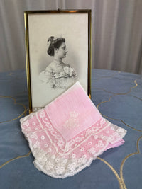 KÖNIGLICHES Spitzentaschentuch mit Hochzeitsmonogramm MIR, aus dem Nachlass der Herzogin Maria Immakulata von Württemberg, geborene Erzherzogin von Österreich, 1900