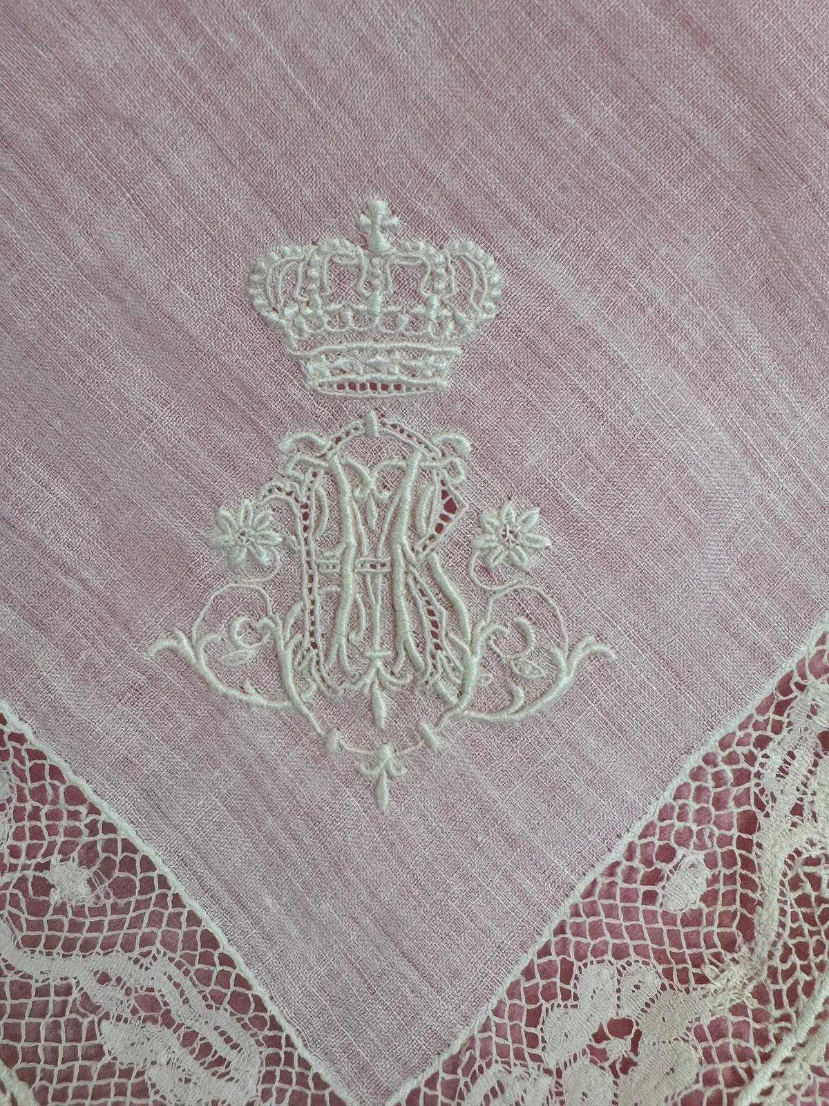 KÖNIGLICHES Spitzentaschentuch mit Hochzeitsmonogramm MIR, aus dem Nachlass der Herzogin Maria Immakulata von Württemberg, geborene Erzherzogin von Österreich, 1900