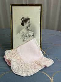 KÖNIGLICHES Spitzentaschentuch mit Hochzeitsmonogramm MIR, aus dem Nachlass der Herzogin Maria Immakulata von Württemberg, geborene Erzherzogin von Österreich, 1900