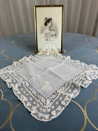 KÖNIGLICHES Spitzentaschentuch mit Hochzeitsmonogramm MIR, aus dem Nachlass der Herzogin Maria Immakulata von Württemberg, geborene Erzherzogin von Österreich, 1900