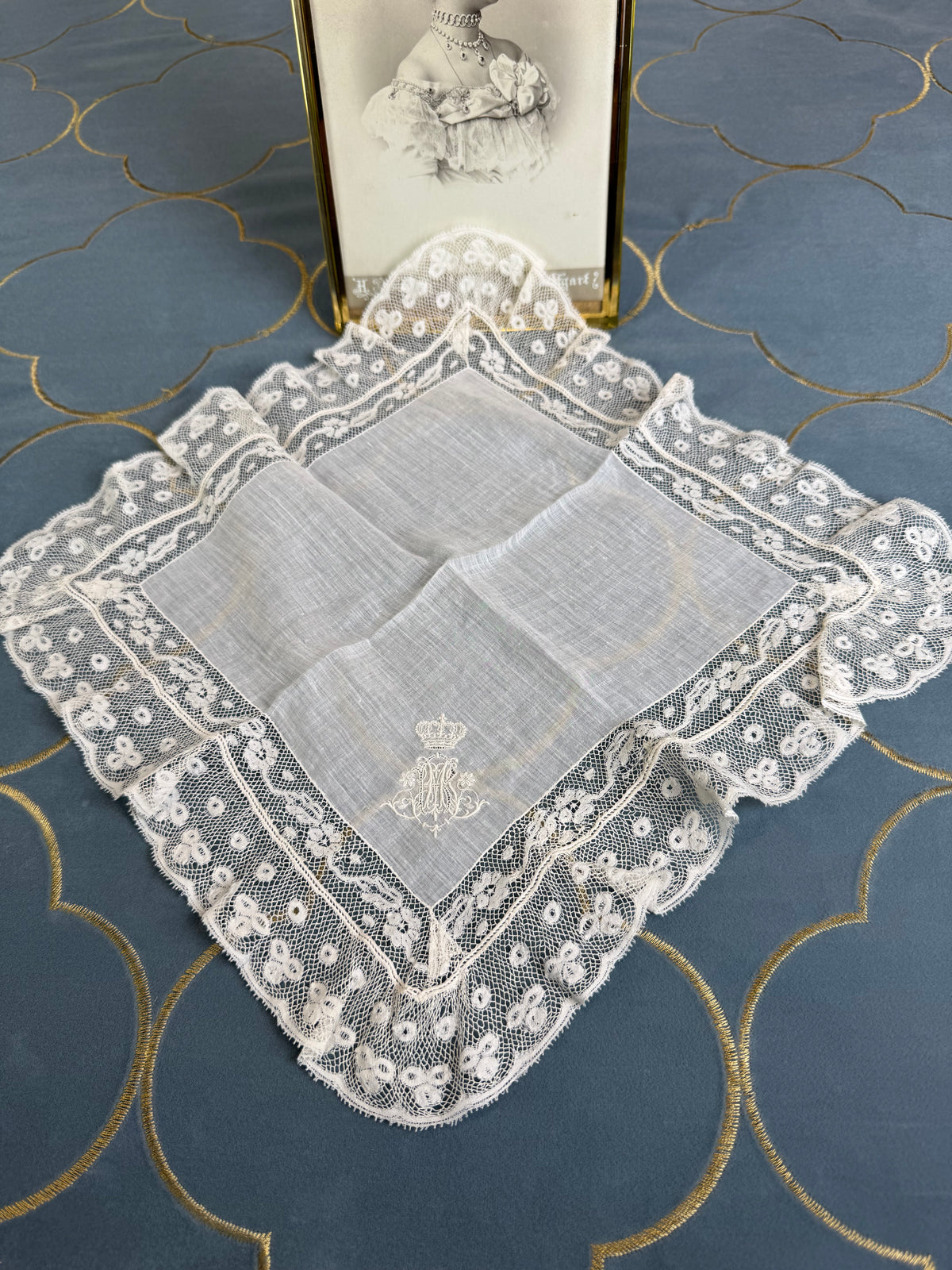 KÖNIGLICHES Spitzentaschentuch mit Hochzeitsmonogramm MIR, aus dem Nachlass der Herzogin Maria Immakulata von Württemberg, geborene Erzherzogin von Österreich, 1900