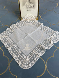 KÖNIGLICHES Spitzentaschentuch mit Hochzeitsmonogramm MIR, aus dem Nachlass der Herzogin Maria Immakulata von Württemberg, geborene Erzherzogin von Österreich, 1900