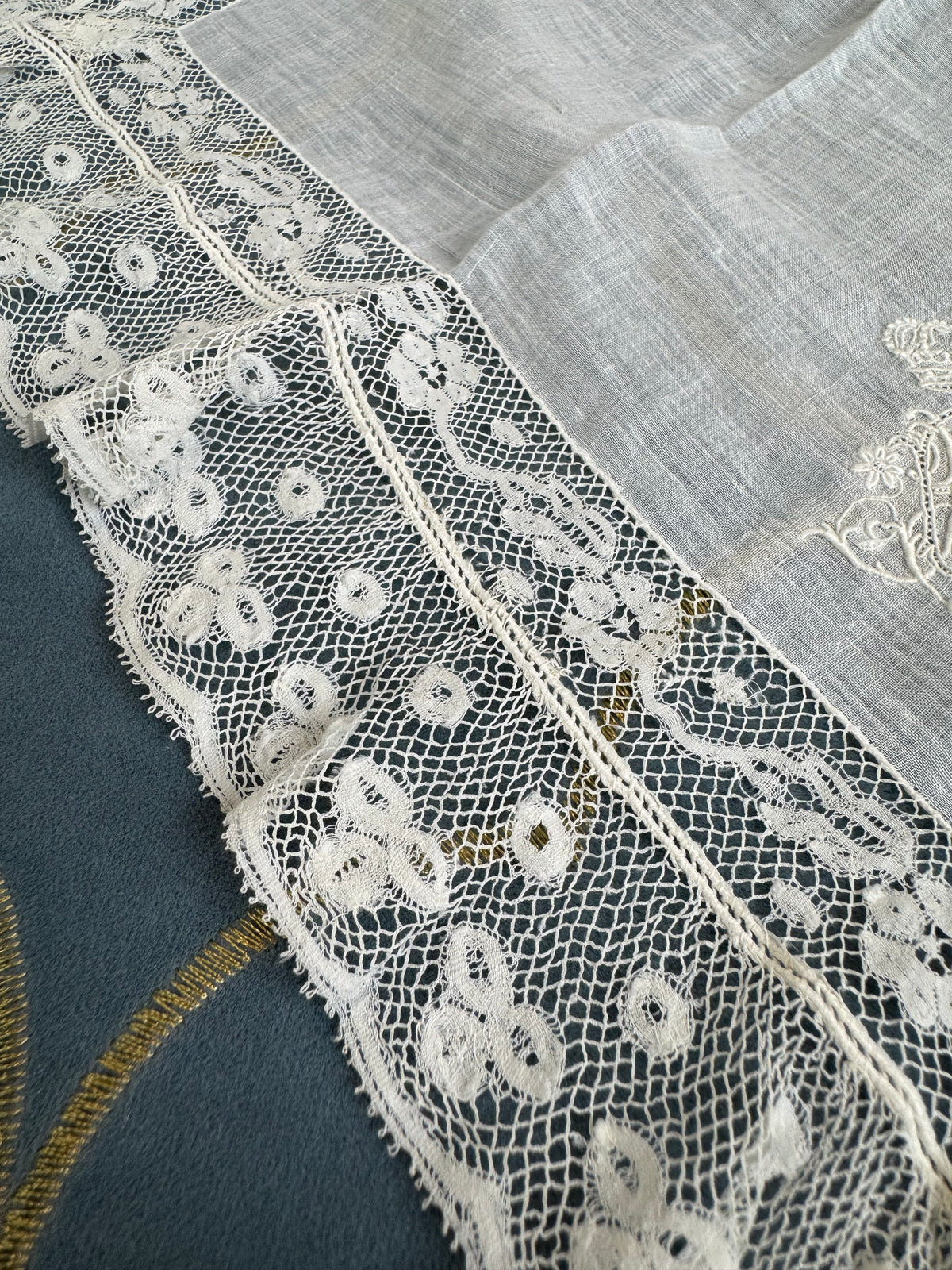 KÖNIGLICHES Spitzentaschentuch mit Hochzeitsmonogramm MIR, aus dem Nachlass der Herzogin Maria Immakulata von Württemberg, geborene Erzherzogin von Österreich, 1900