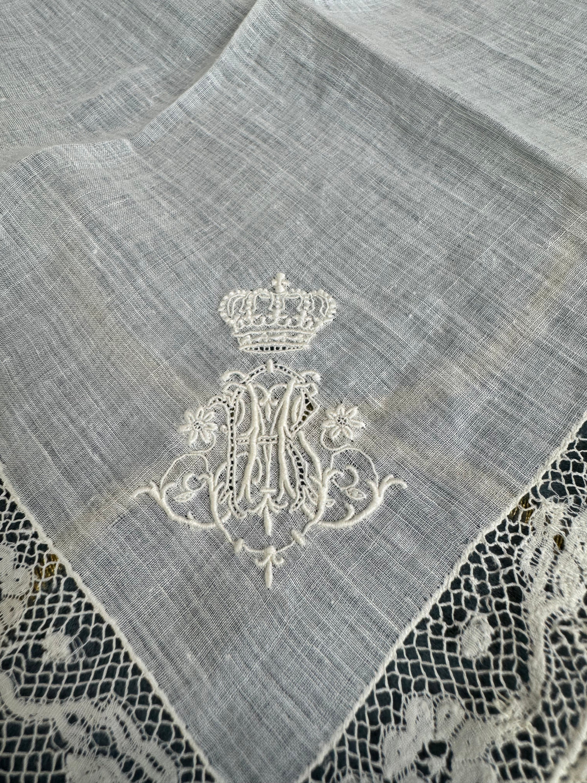 KÖNIGLICHES Spitzentaschentuch mit Hochzeitsmonogramm MIR, aus dem Nachlass der Herzogin Maria Immakulata von Württemberg, geborene Erzherzogin von Österreich, 1900