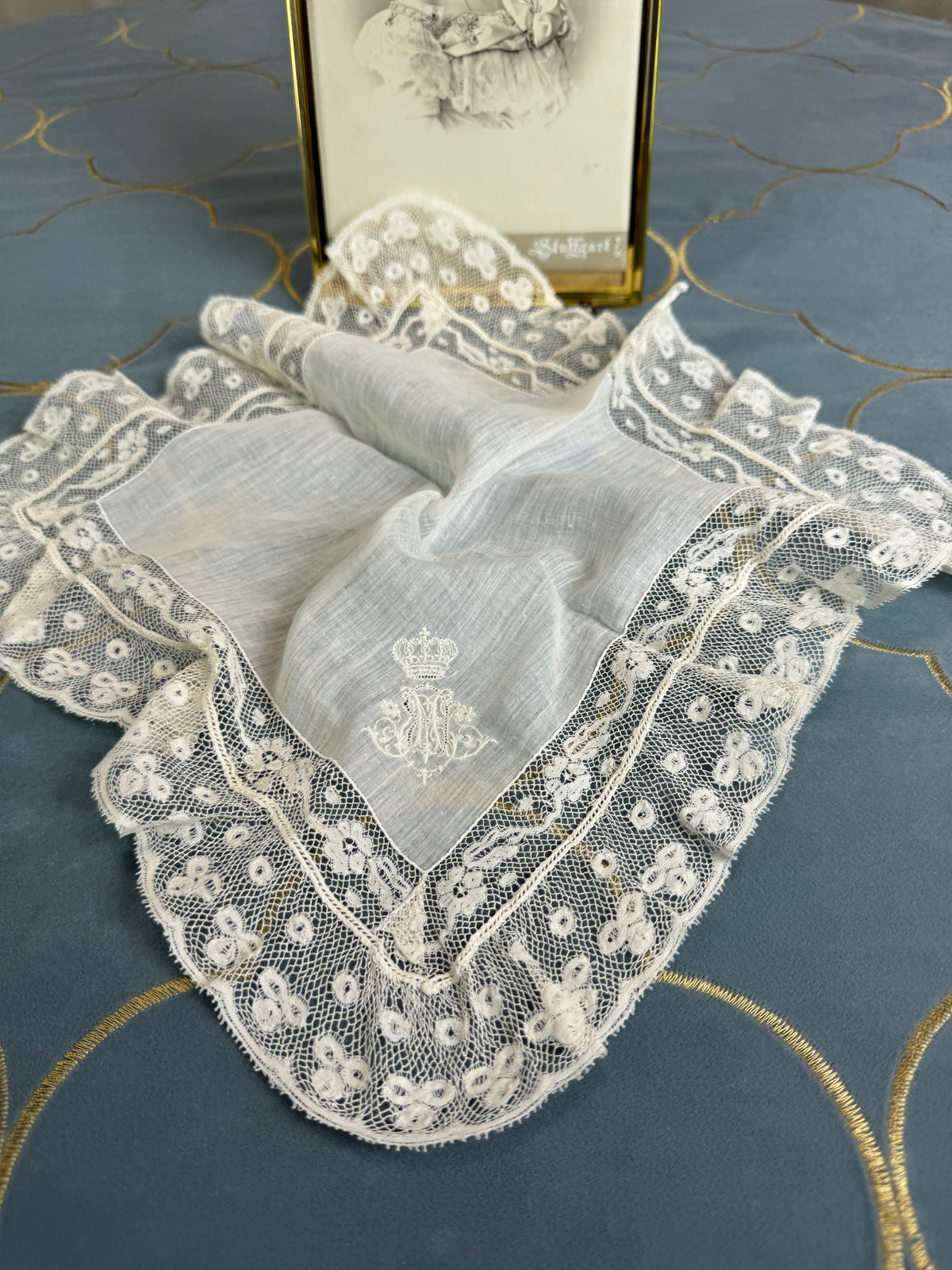 KÖNIGLICHES Spitzentaschentuch mit Hochzeitsmonogramm MIR, aus dem Nachlass der Herzogin Maria Immakulata von Württemberg, geborene Erzherzogin von Österreich, 1900