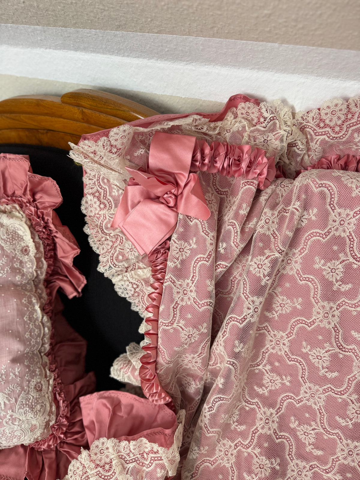 KÖNIGLICHE Boudoir-Dekodecke, aus dem Besitz der Herzogin Maria Immakulata von Württemberg, geborene Erzherzogin von Österreich, 1900