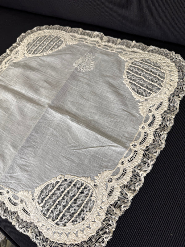 Housse de coussin ROYAL Boudoir, provenant de la succession de la duchesse Maria Immakulata de Wurtemberg, née archiduchesse d'Autriche, 1900