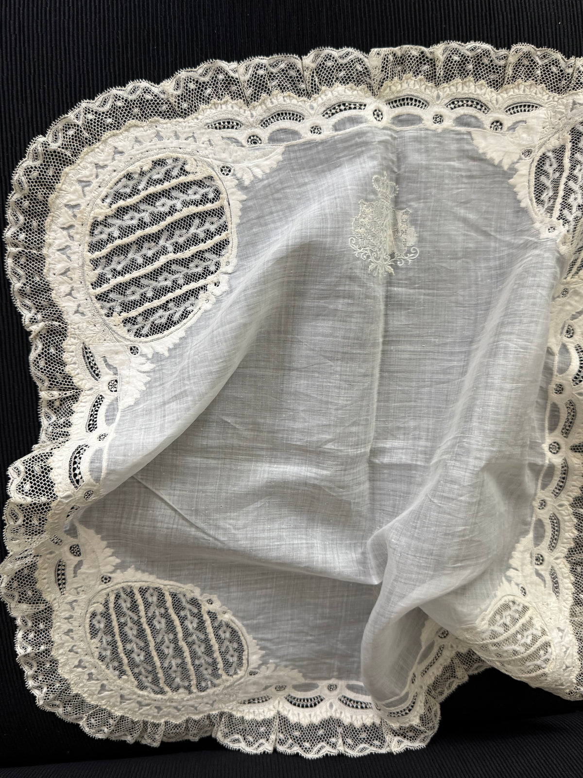 KÖNIGLICHER Boudoir-Kissenbezug, aus dem Nachlass der Herzogin Maria Immakulata von Württemberg, geborene Erzherzogin von Österreich, 1900