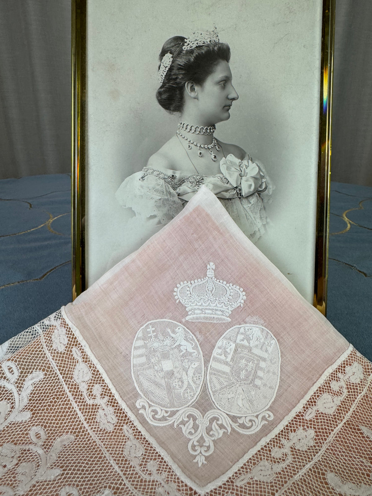 KÖNIGLICHES Spitzentaschentuch mit einem Doppelwappen unter einer Krone: Österreich-Toskana und Bourbon-Sizilien, ca. 1861