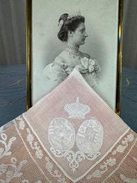 KÖNIGLICHES Spitzentaschentuch mit einem Doppelwappen unter einer Krone: Österreich-Toskana und Bourbon-Sizilien, ca. 1861