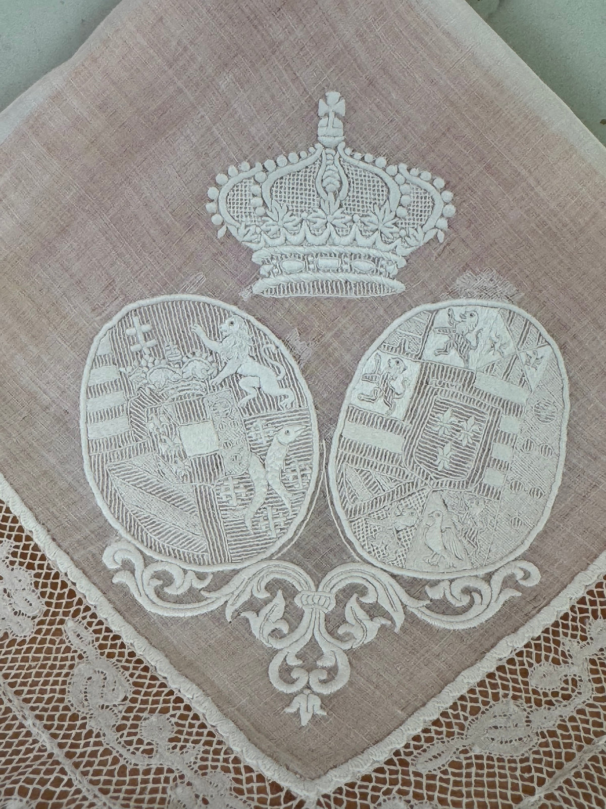 KÖNIGLICHES Spitzentaschentuch mit einem Doppelwappen unter einer Krone: Österreich-Toskana und Bourbon-Sizilien, ca. 1861
