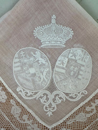 KÖNIGLICHES Spitzentaschentuch mit einem Doppelwappen unter einer Krone: Österreich-Toskana und Bourbon-Sizilien, ca. 1861