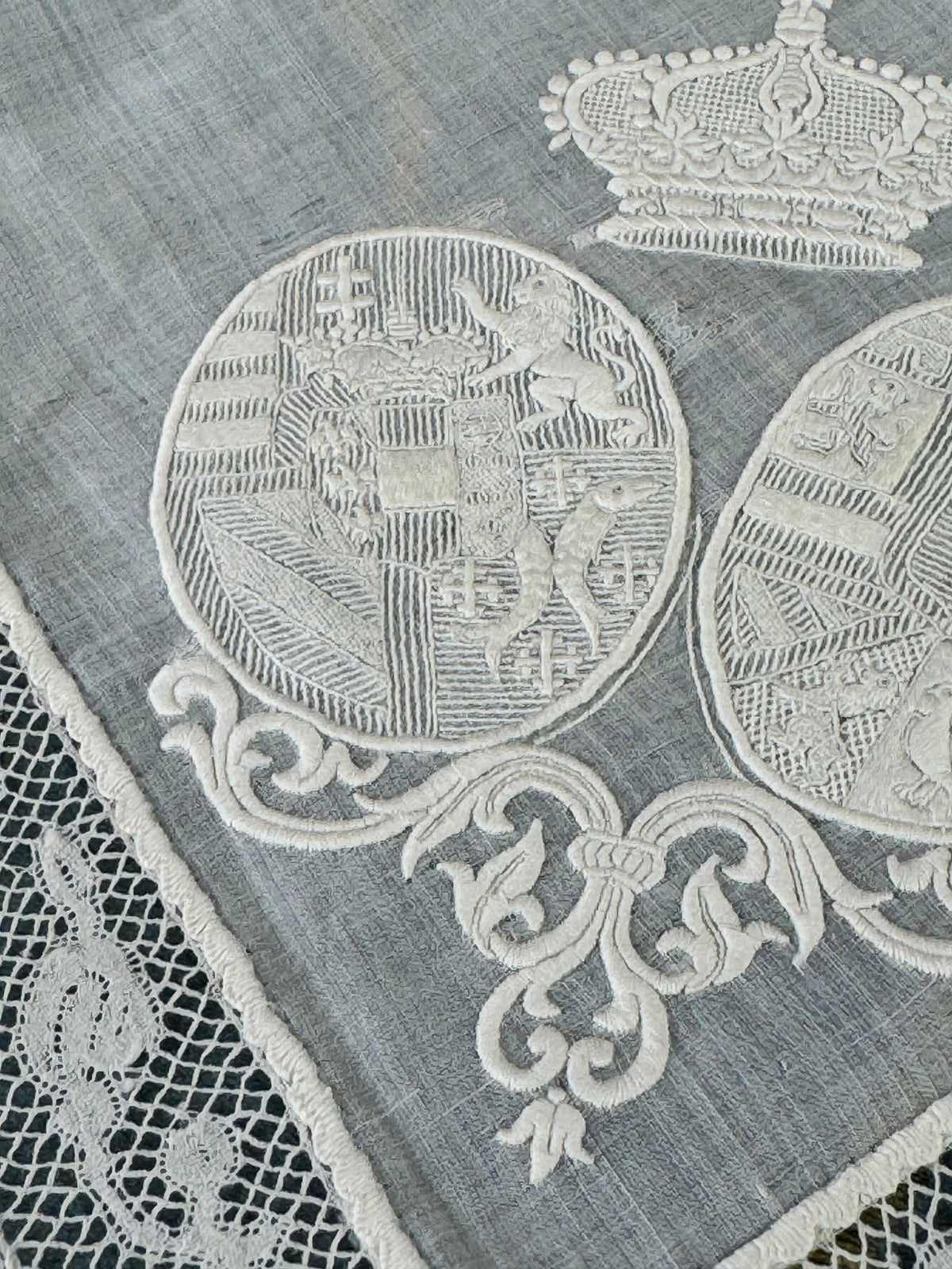 KÖNIGLICHES Spitzentaschentuch mit einem Doppelwappen unter einer Krone: Österreich-Toskana und Bourbon-Sizilien, ca. 1861