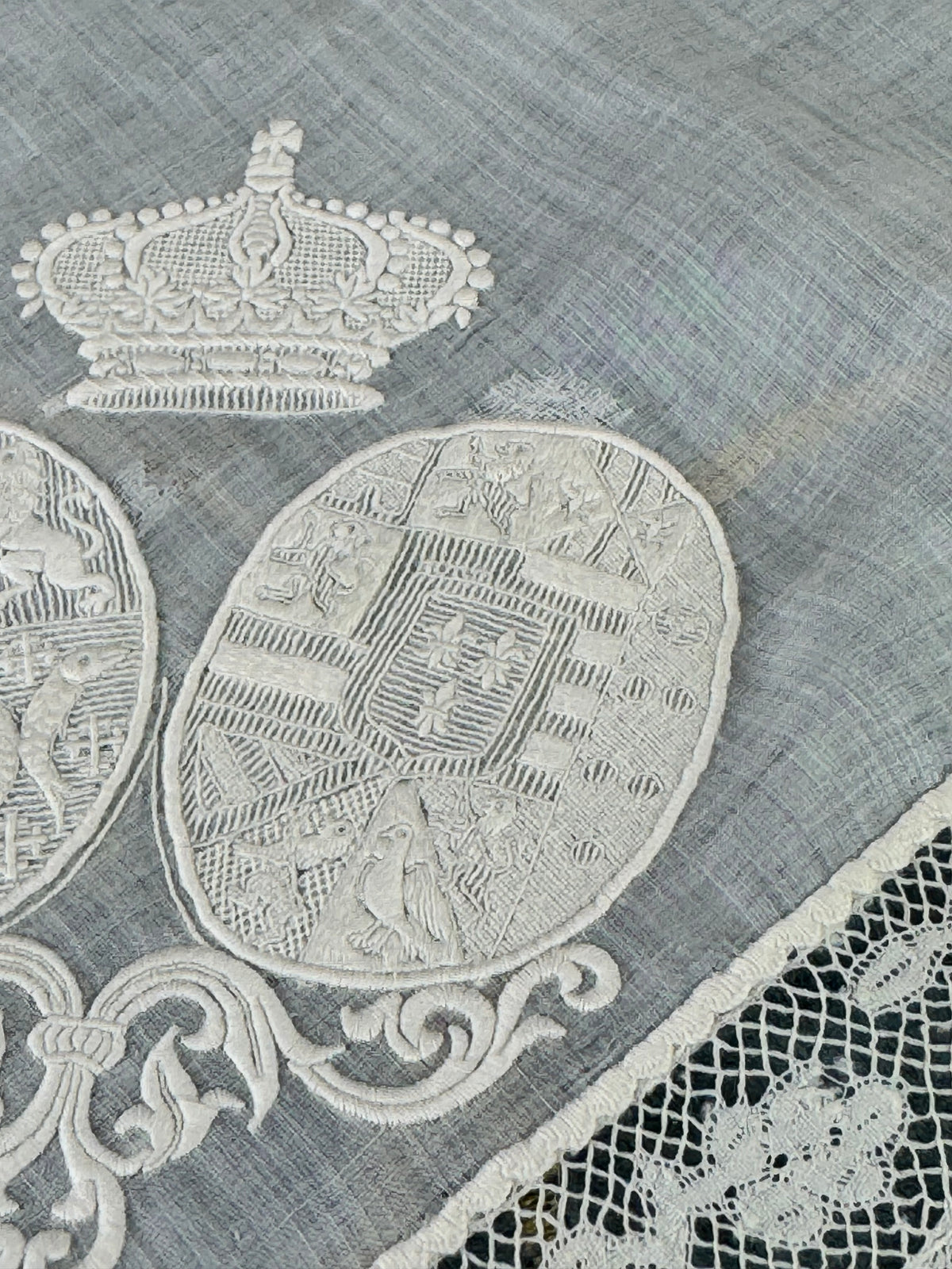 KÖNIGLICHES Spitzentaschentuch mit einem Doppelwappen unter einer Krone: Österreich-Toskana und Bourbon-Sizilien, ca. 1861