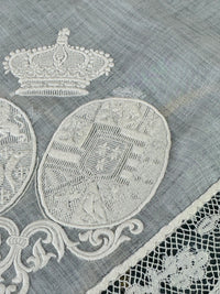 KÖNIGLICHES Spitzentaschentuch mit einem Doppelwappen unter einer Krone: Österreich-Toskana und Bourbon-Sizilien, ca. 1861