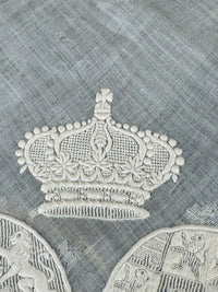 KÖNIGLICHES Spitzentaschentuch mit einem Doppelwappen unter einer Krone: Österreich-Toskana und Bourbon-Sizilien, ca. 1861