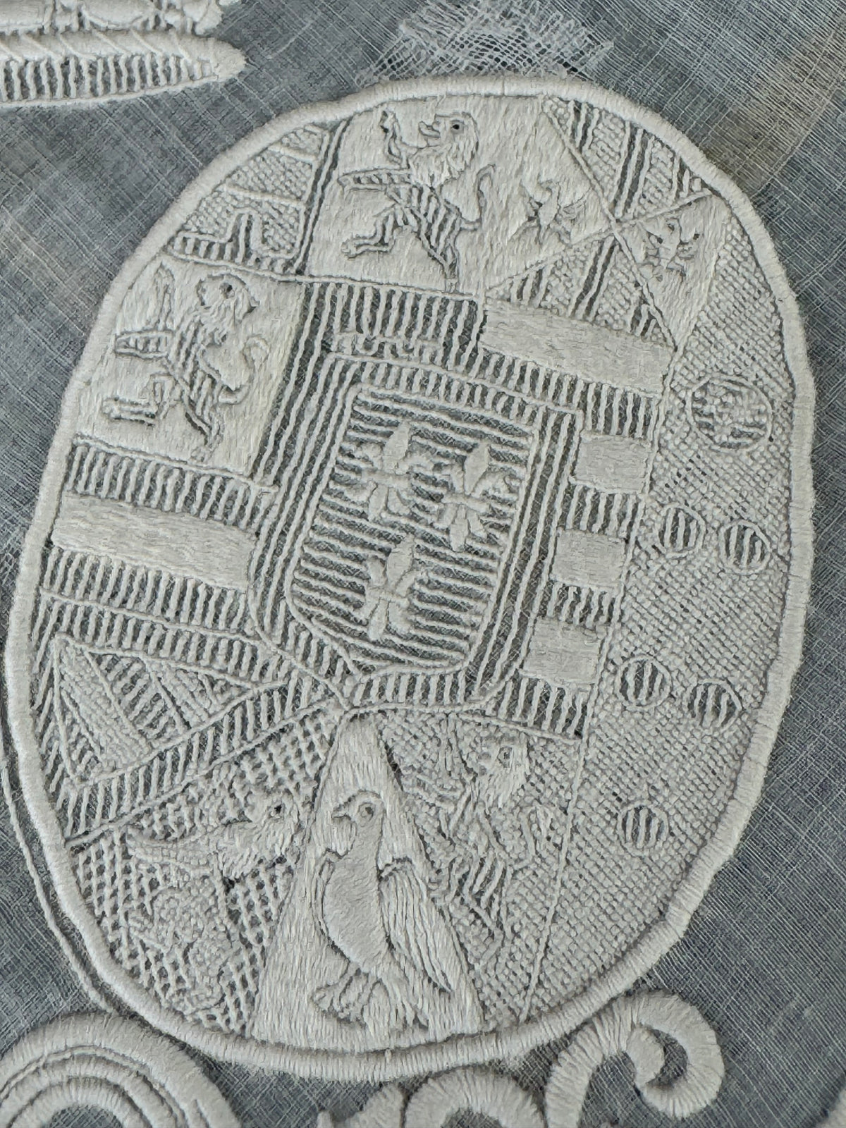 KÖNIGLICHES Spitzentaschentuch mit einem Doppelwappen unter einer Krone: Österreich-Toskana und Bourbon-Sizilien, ca. 1861